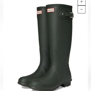 Hunter Women's Original Tall Gloss Rain Boots in black. Size 10